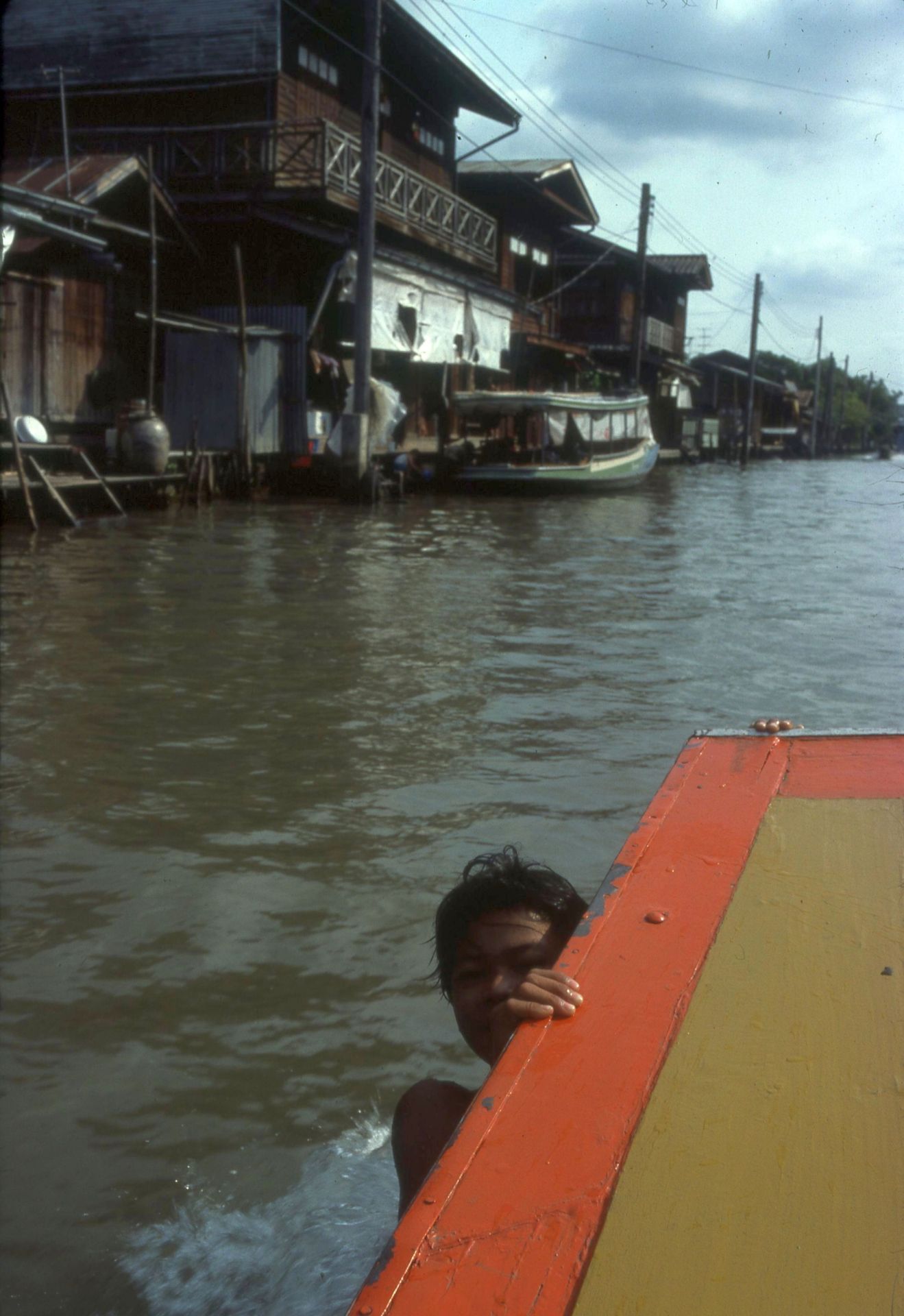 Bambino e barca a Bangkok